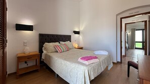 Iron/ironing board, free WiFi, bed sheets - 2-bedr. house Jacaranda (Albufeira)