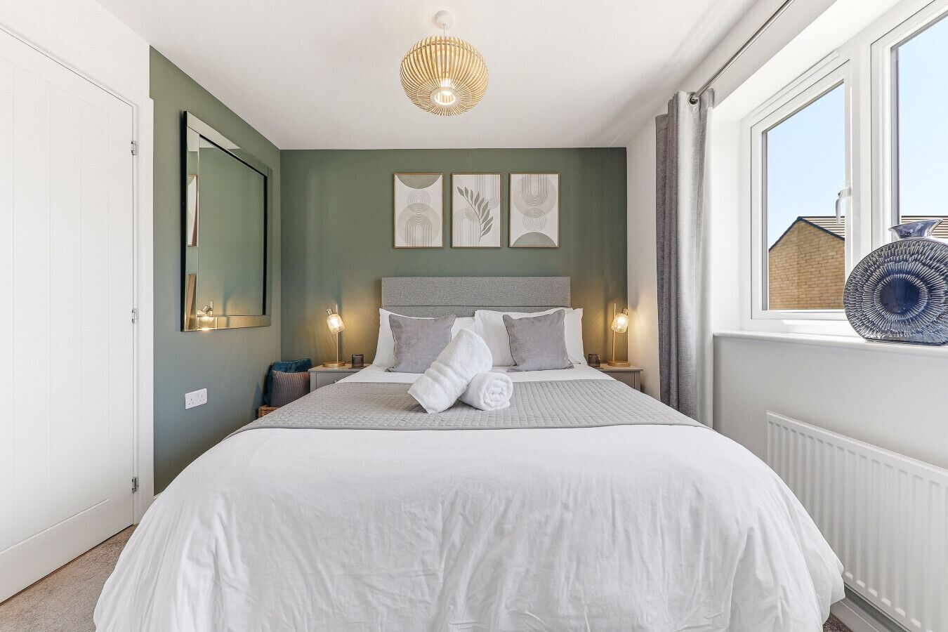 Iron/ironing board, WiFi, bed sheets