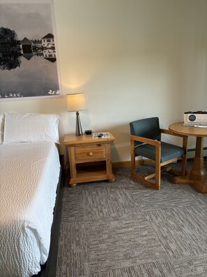 Desk, travel cot, WiFi, bed sheets - Juniper Motel*King*RM15*Dock*ATV Access*Waterfront*Kayak/Boat Rentals (Greenville)