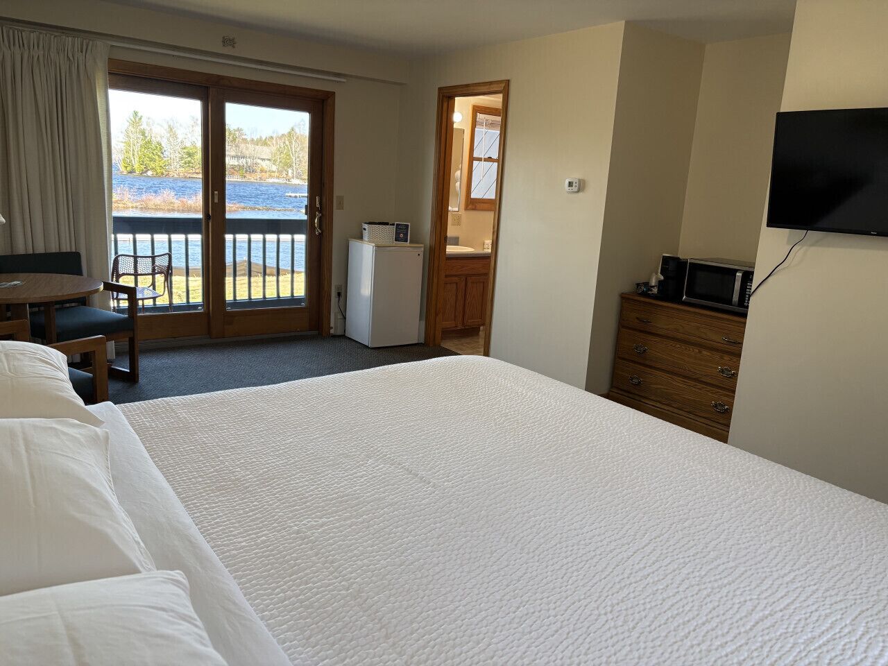 Desk, travel crib, WiFi, bed sheets