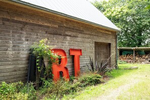 Ein rustikales Holzgebäude mit großen roten Buchstaben, die 'RT' auf der Seite zeigen.