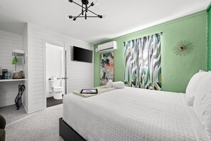 Free WiFi, bed sheets - Palmira Saint Joe | Serene Green Boutique (Port Saint Joe)