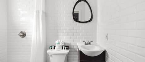 Een douche, een haardroger, handdoeken