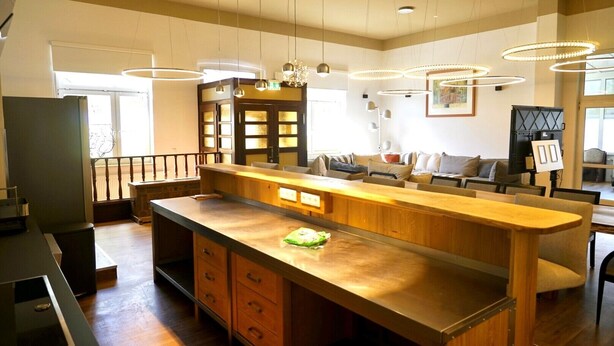 A spacious kitchen with a central island, wooden cabinets, and pendant lighting. - Country house Wendy 1 semi-detached house 250 m² 6 bedrooms, 4 bathrooms, garden (Gägelow)