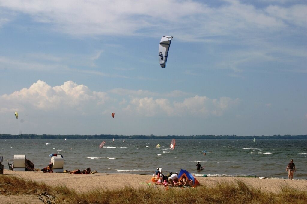 Nära stranden och solstolar