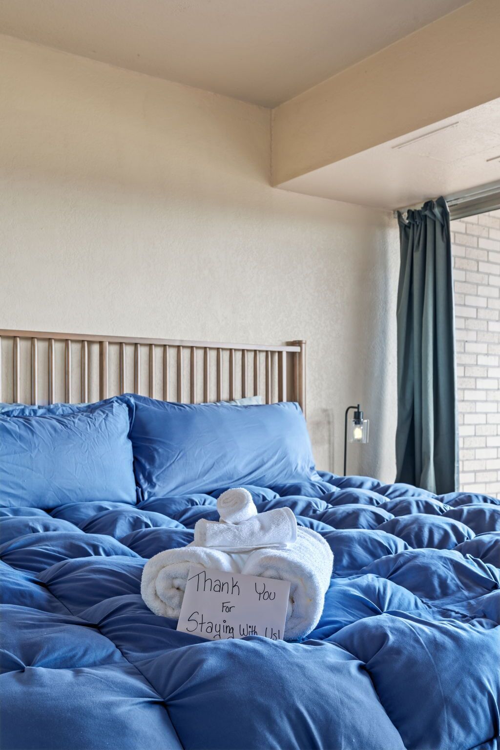 Escritorio, wifi gratis y ropa de cama 