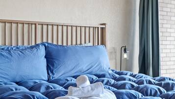 Escritorio, wifi gratis y ropa de cama