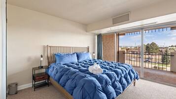 Escritorio, wifi gratis y ropa de cama