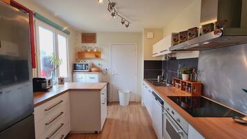 KĂŒhlschrank, Mikrowelle, Ofen, Herdplatte