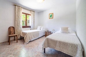 Iron/ironing board, free WiFi, bed sheets