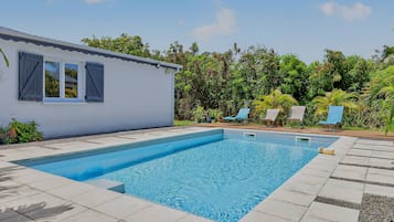 Bungalow Keluarga, balkon | Kolam renang | Kolam renang outdoor, dengan kursi berjemur