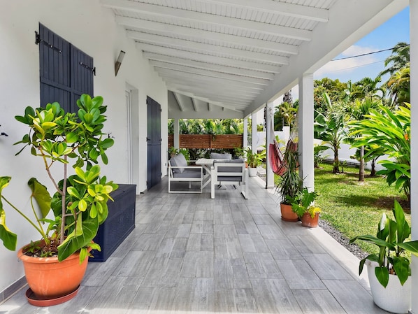 Villa familiar, balcón | Restaurante al aire libre