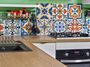 Vila Keluarga, balkon | Dapur pribadi | Lemari es, microwave, oven, dan kompor