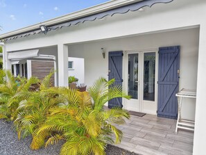 Bungalow familiar, balcón | Detalle exterior