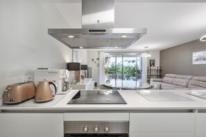 Fridge, microwave, oven, stovetop - Apartment 'Beautiful Ground Floor in Estepona' with Shared Pool, Wi-Fi and Air Conditioning (Bahía Dorada)