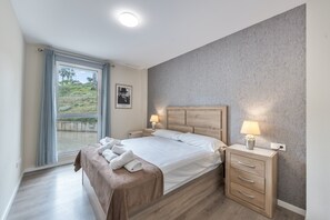 3 bedrooms, iron/ironing board, WiFi, bed sheets - Apartment 'Beautiful Ground Floor in Estepona' with Shared Pool, Wi-Fi and Air Conditioning (Bahía Dorada)
