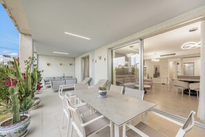 Outdoor dining - Apartment 'Beautiful Ground Floor in Estepona' with Shared Pool, Wi-Fi and Air Conditioning (Bahía Dorada)