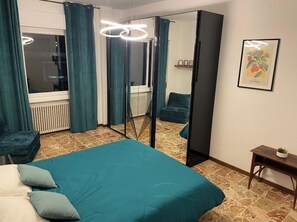 Room - Vrbo Property (Como)