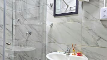 Standard Studio | Bathroom | Shower, free toiletries, towels, soap