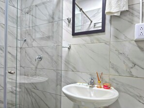 Standard Studio | Bathroom | Shower, free toiletries, towels, soap - HOTEL CASA MEGUA3 (Medellín)