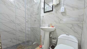 Studio Tiêu chuẩn | Phòng tắm | Buồng tắm vòi sen, đồ dùng nhà tắm miễn phí, khăn tắm, xà phòng