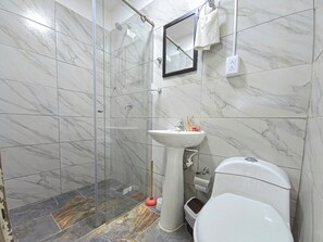 Standard Studio | Bathroom | Shower, free toiletries, towels, soap - HOTEL CASA MEGUA3 (Medellín)