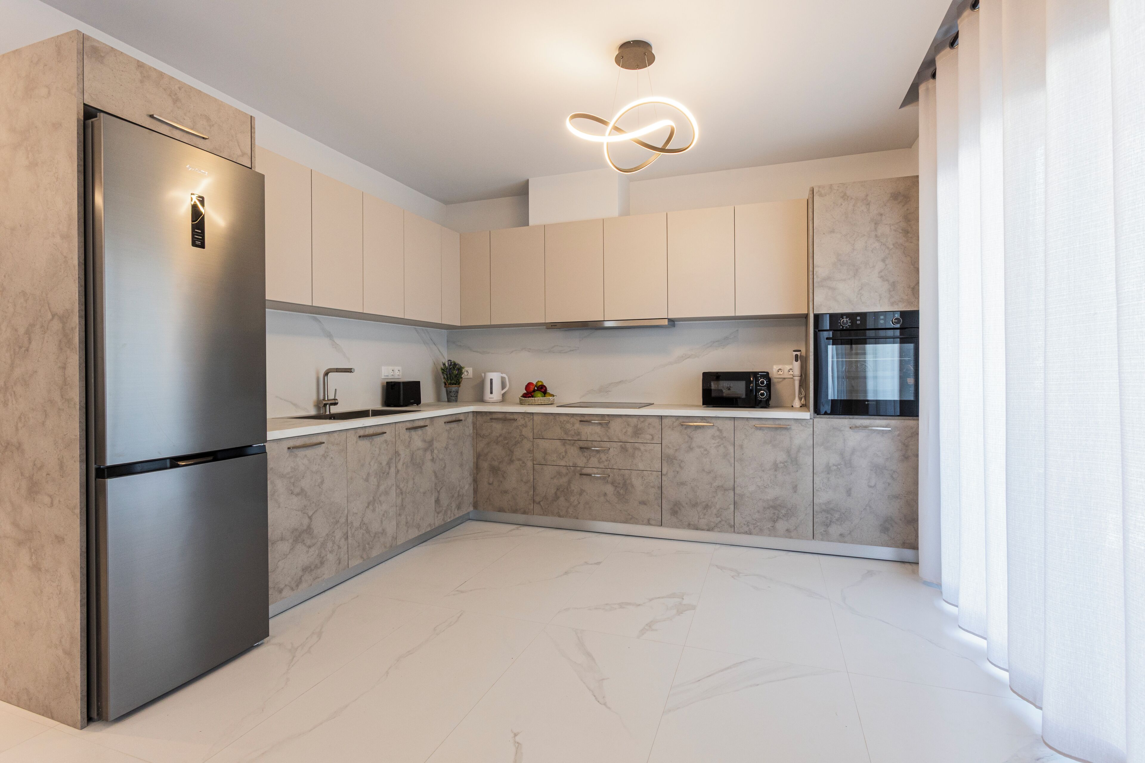 Frigorífico, microondas, horno y placa de cocina