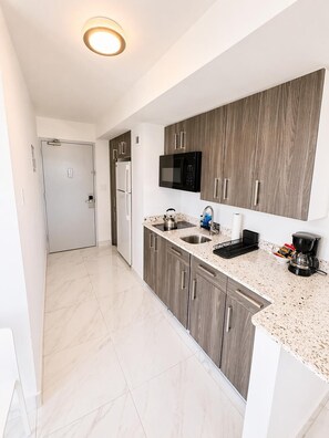Private kitchen - Modern Condo Just Steps from the Beach (Carolina)