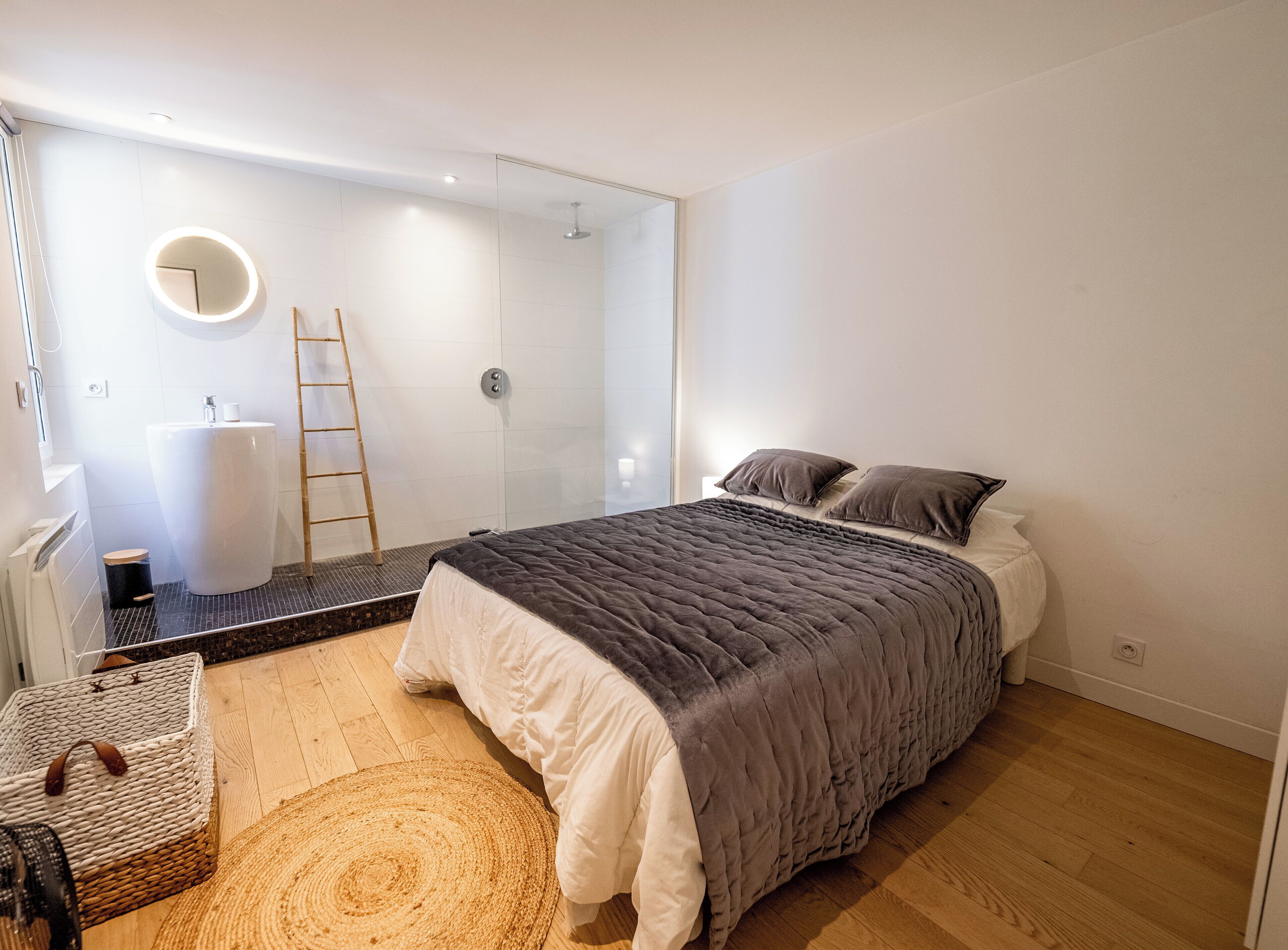 WiFi, bed sheets