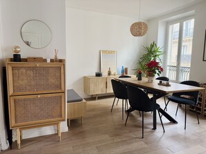 Dining - Beautiful T2 in the 17th arrondissement (Paris)