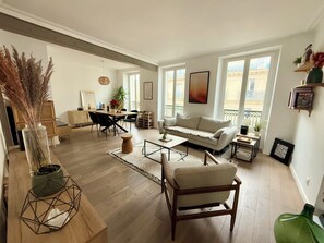 Living area - Beautiful T2 in the 17th arrondissement (Paris)