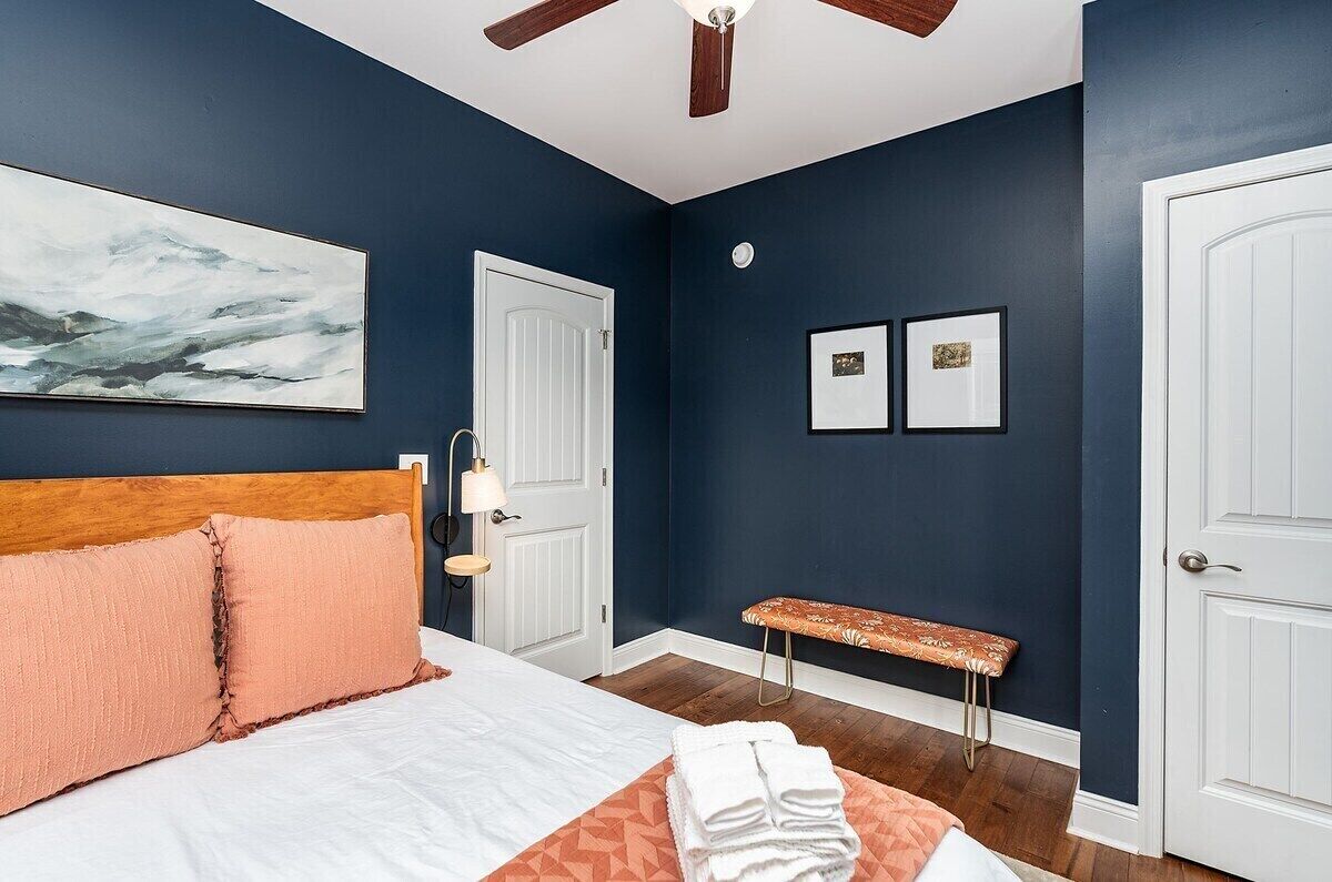2 bedrooms, desk, iron/ironing board, WiFi