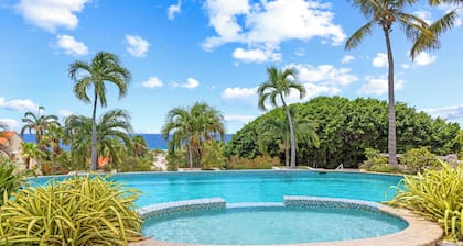 Centrally located Royal Beach House with ocean view at resort