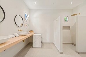 Een douche, een haardroger, handdoeken, toiletpapier