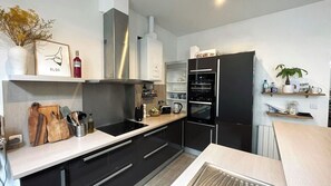 Réfrigérateur, four à micro-ondes, un four, lave-vaisselle