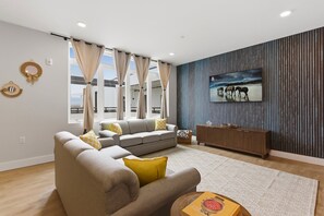 Smart TV - Brand New Penthouse 3BR 1 Block to Beach EV charging Parking Beach Badges (Seaside Heights)