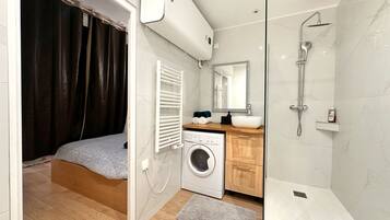 Deluxe Apartment, City View | Bathroom | Shower, free toiletries, towels, soap