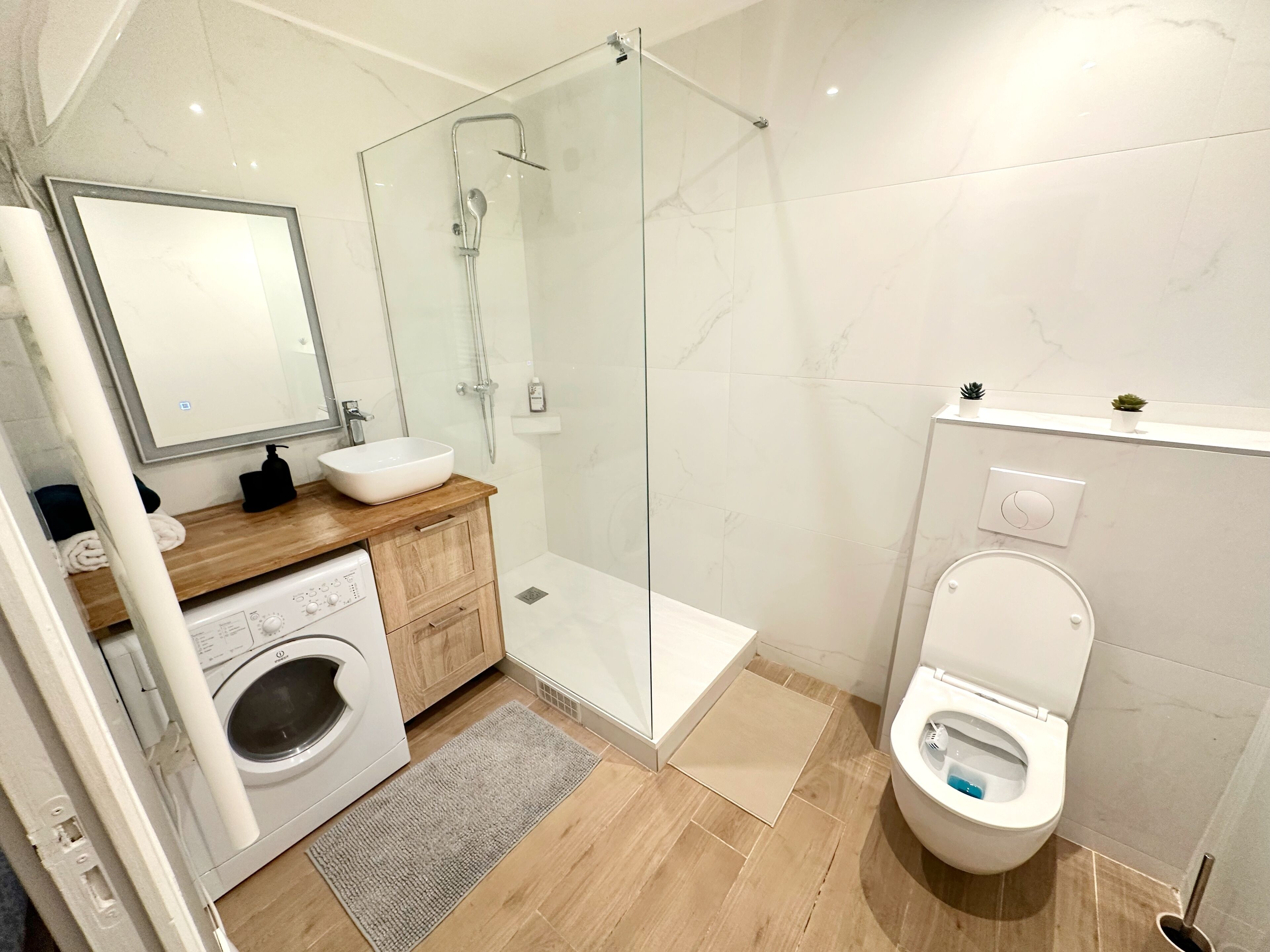 Apartamento Deluxe, vistas a la ciudad | Baño | Ducha, artículos de higiene personal gratuitos, toallas y jabón
