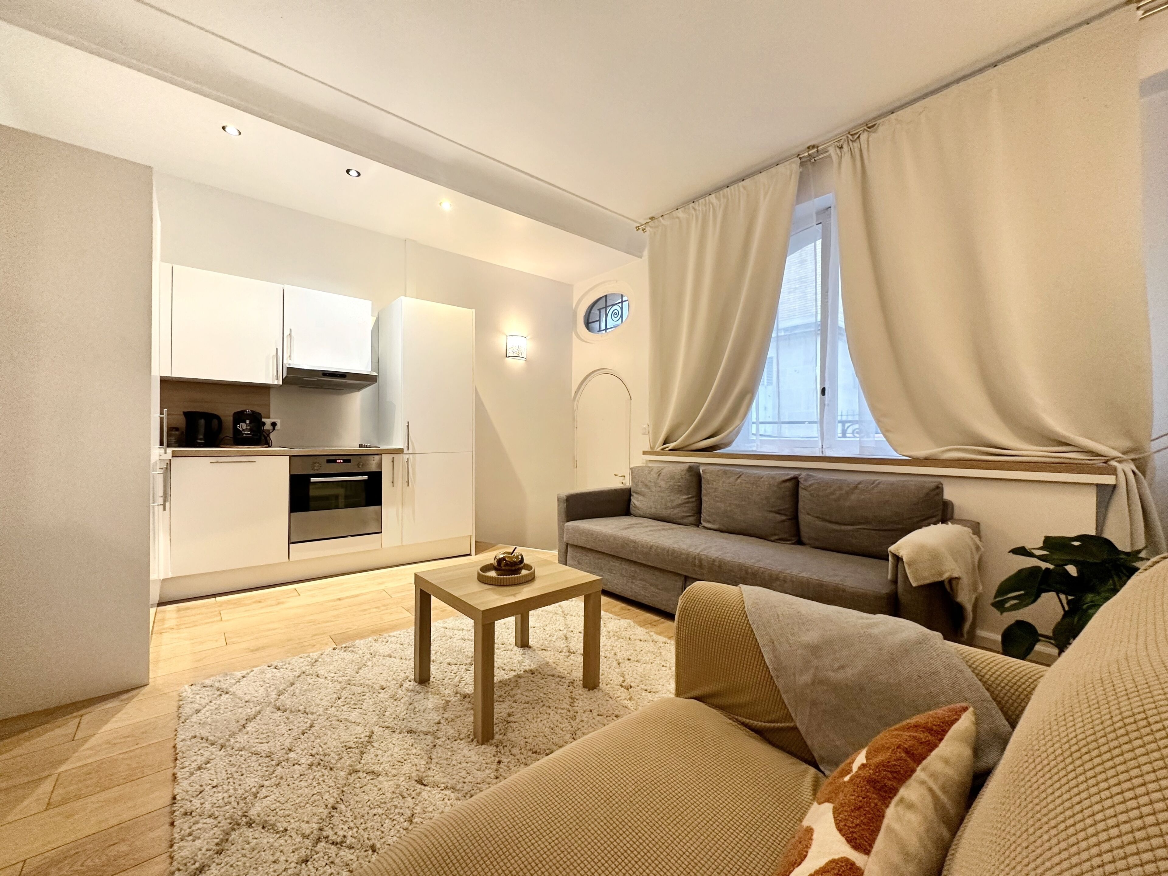 Deluxe Apartment, City View | Living area
