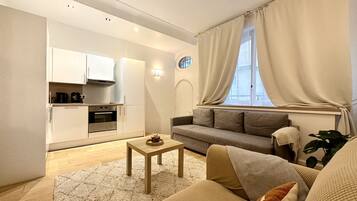 Deluxe Apartment, City View | Living area