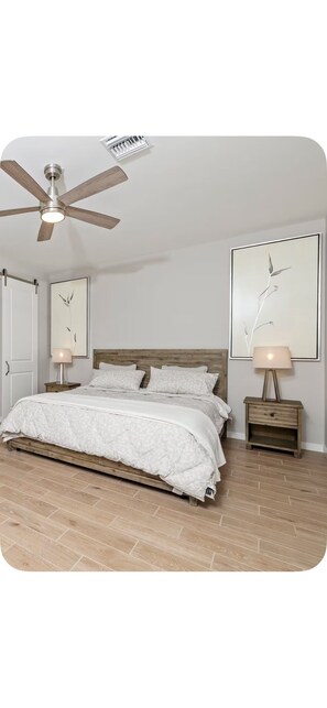 Tabla de planchar con plancha, wifi y ropa de cama