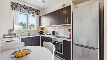 Coffee/tea maker, fridge, microwave, oven