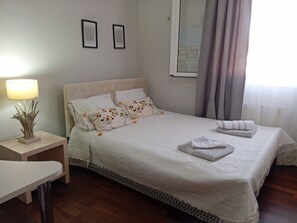 Iron/ironing board, WiFi, bed sheets - Apartment 'Fox's Sunshine' with Balcony, Wi-Fi and Air Conditioning (Alepou)