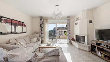 TV, fireplace, DVD player, stereo