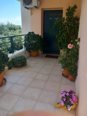 Exterior detail - Apartment 'Fox's Sunshine' with Balcony, Wi-Fi and Air Conditioning (Alepou)