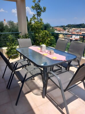Outdoor dining - Apartment 'Fox's Sunshine' with Balcony, Wi-Fi and Air Conditioning (Alepou)