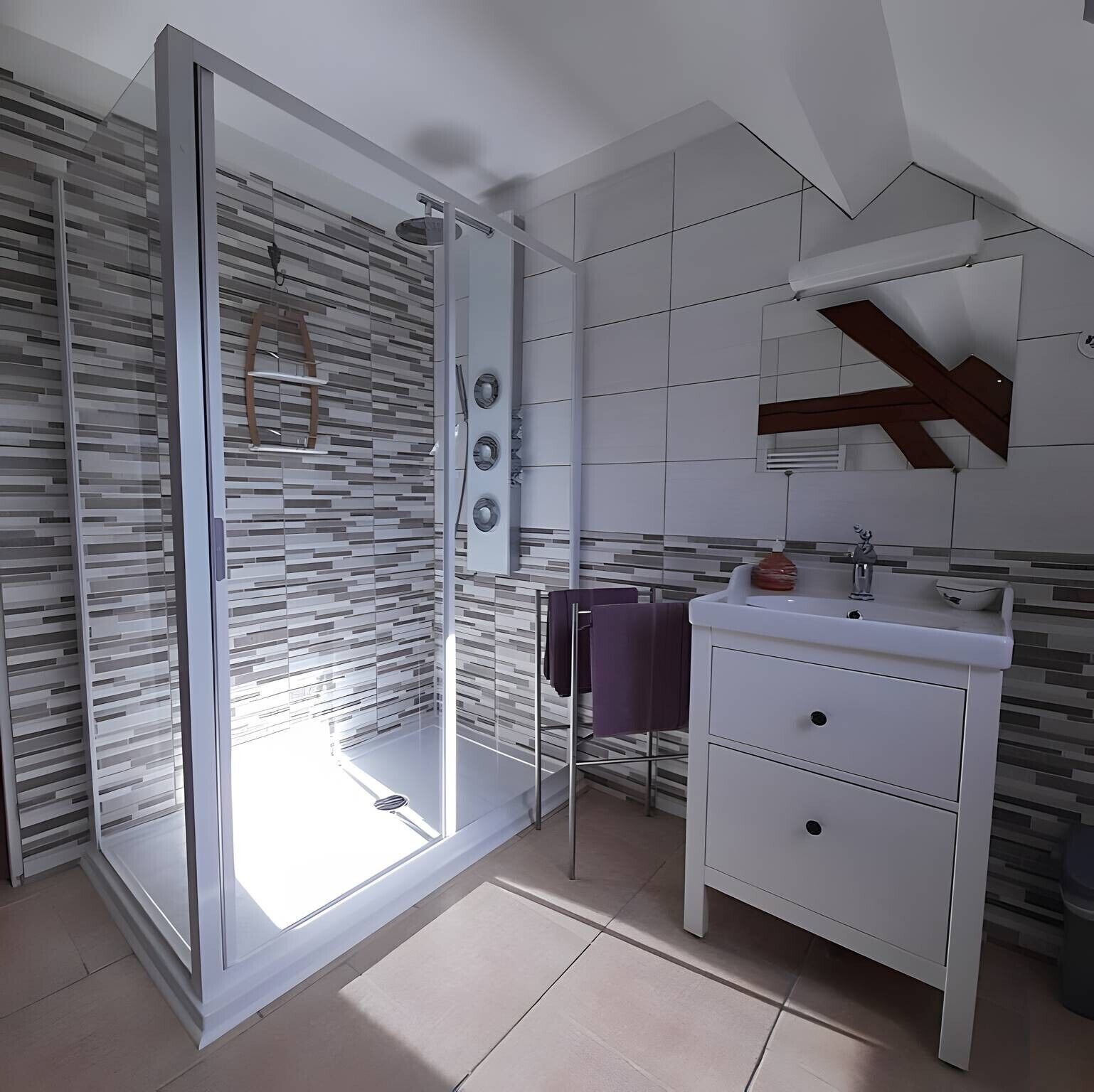 Een douche, een haardroger, handdoeken