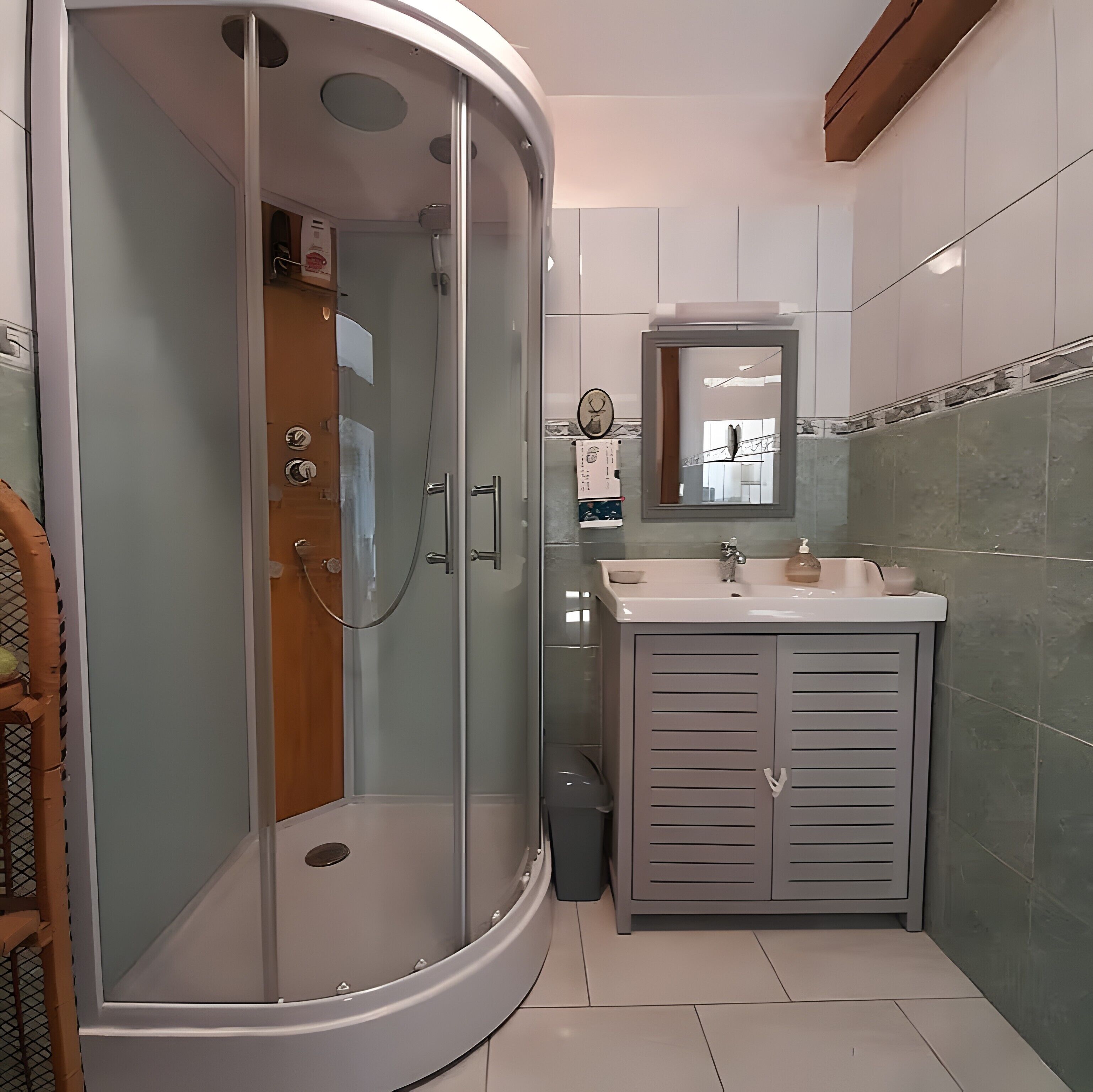 Douche, sèche-cheveux, serviettes fournies