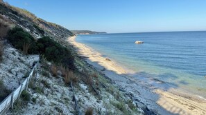 På stranden