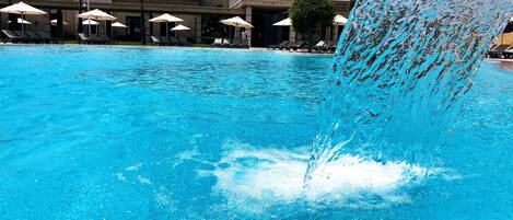 Una piscina al aire libre